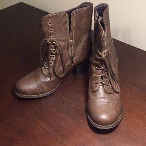 Zip-up heeled boots